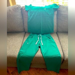 Size M Figs scrub set